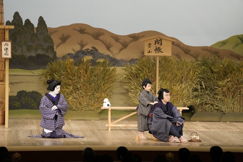 第二部『義経千本桜』「木の実・小金吾討死」（左より）権太女房小せん=中村種之助、善太郎=中村秀乃介、いがみの権太=尾上松緑 ／(C)松竹