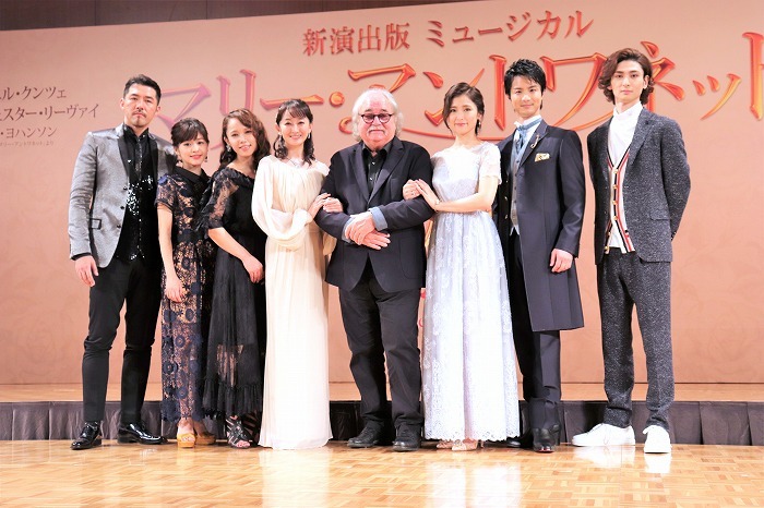 (左から）吉原光夫、昆夏美、ソニン、花總まり、シルヴェスター・リーヴァイ、笹本玲奈、田代万里生、古川雄大