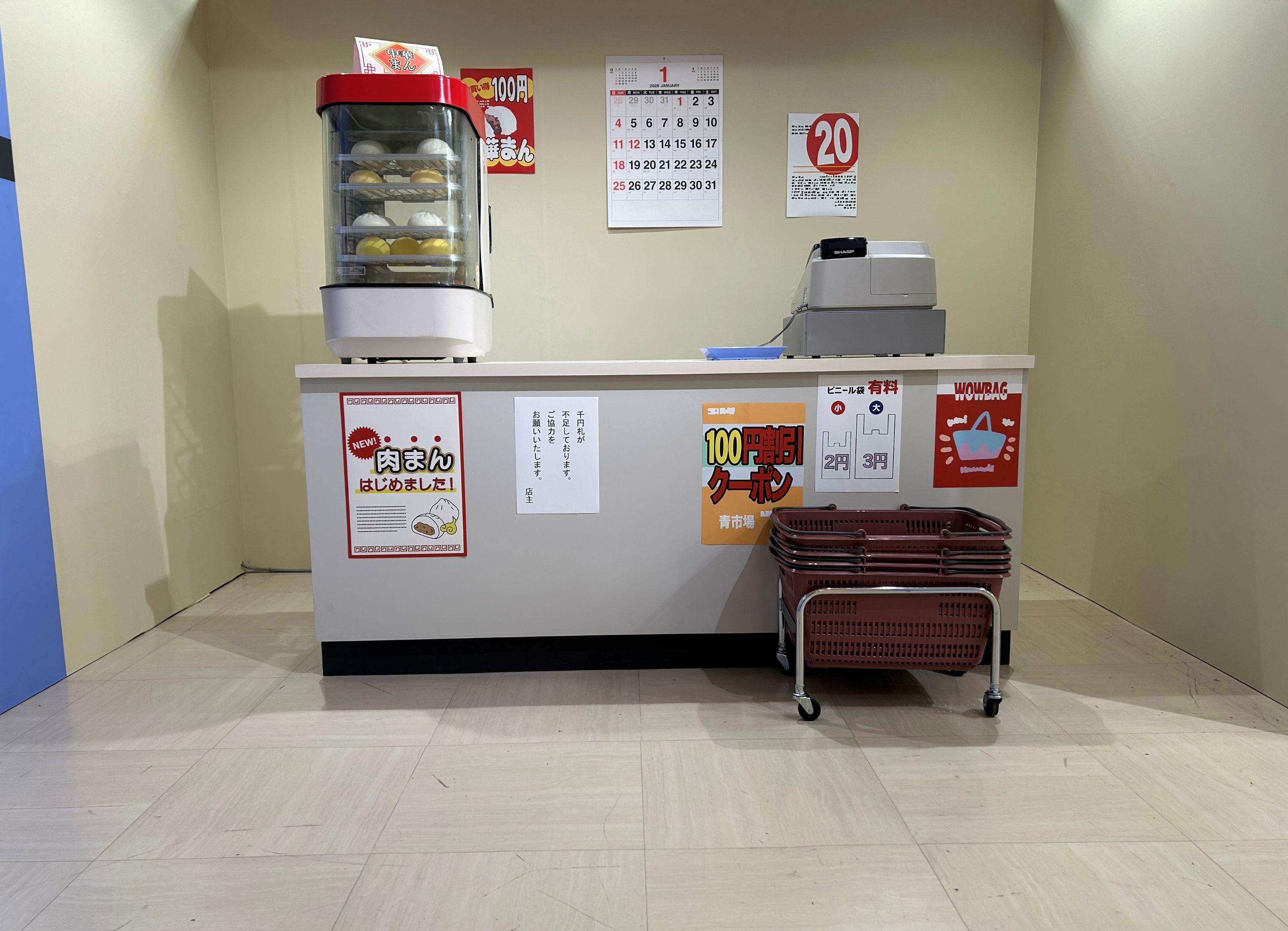 展示風景※展示画像は一例です。 (c)鈴木祐斗／集英社・SAKAMOTO DAYS製作委員会