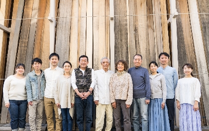 演劇集団円『光射ス森』、作・演出の内藤裕子に聞く～「山を守っている人たちを尊いと感じてもらえたら」