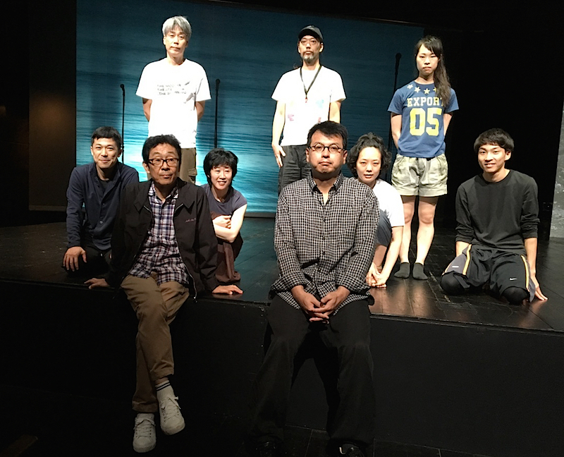 前列左から・映像の伊藤高志、演出の三浦基 中列左から・小林洋平、安部聡子、窪田史恵、田中祐気 後列左から・小河原康二、石田大、河野早紀