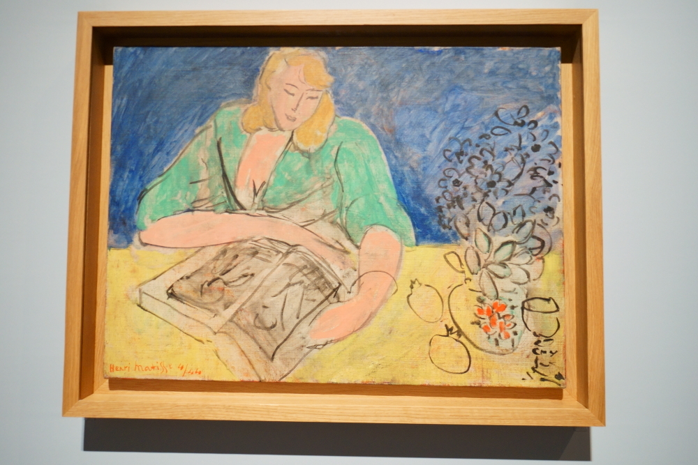  アンリ・マティス《黄色いテーブルで読書する女》1944年 ニース市マティス美術館蔵 (C) Succession H.Matisse