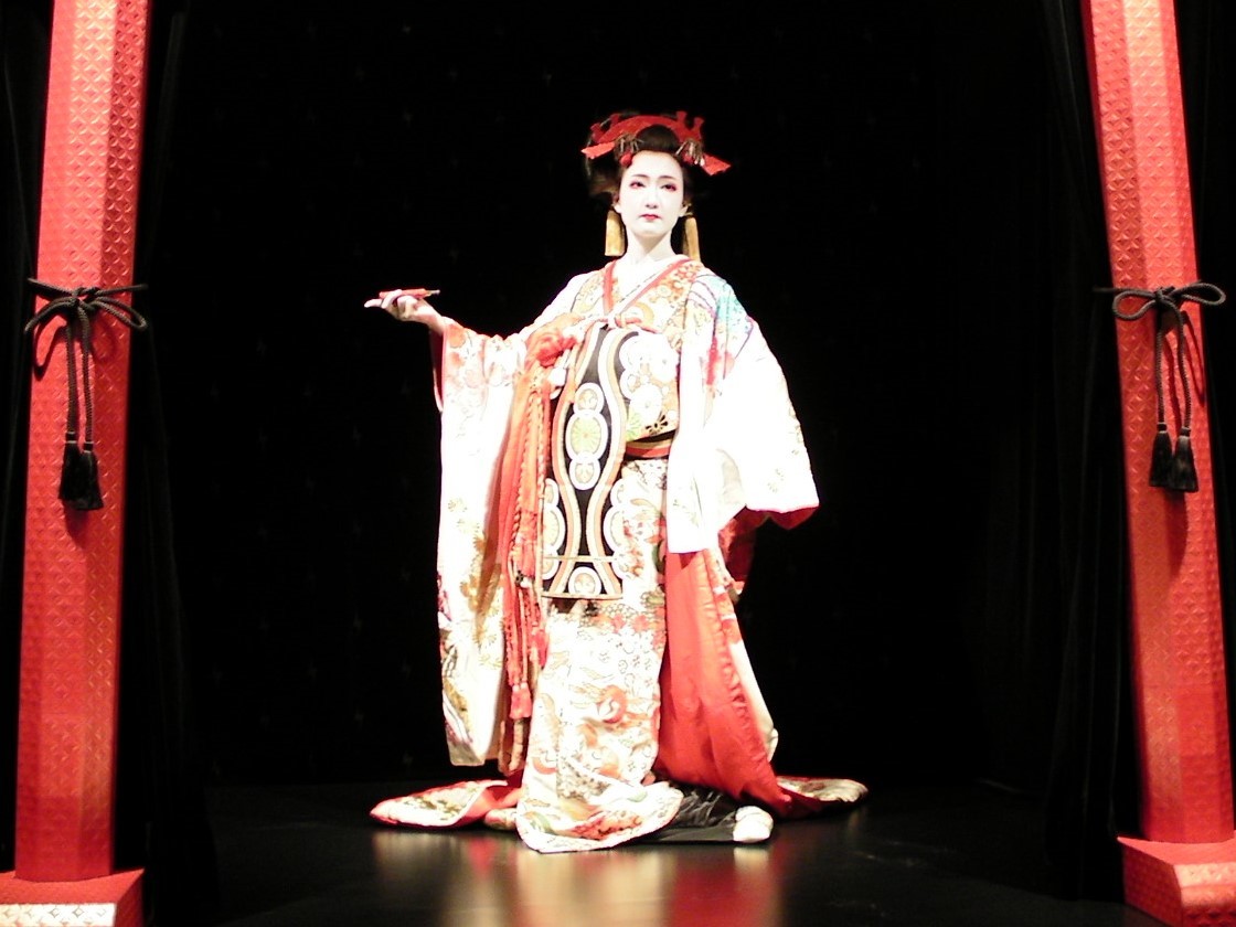 特設ミニシアターで舞う花魁。 公演は、13:00、15:00、17:00の１日3公演を予定。