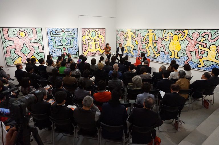 壁画に囲まれながらトークイベントは行われた。 All Keith Haring Works ©︎ Keith Haring Foundation
