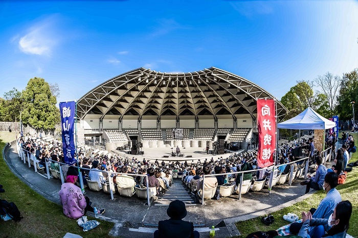 向井秀徳×崎山蒼志、有観客野外ツーマンライブにて奇跡の“響嚥”ライブ 