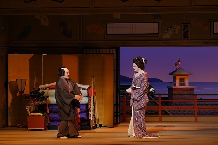第三部『ふるあめりかに袖はぬらさじ』（左より）岩亀楼主人=中村鴈治郎、芸者お園=坂東玉三郎 ／(C)松竹