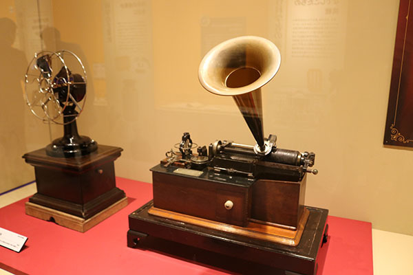 「エジソン クラスM蓄音機」1890年（明治23）年ごろ、国立科学博物館所蔵。エジソンによる初期の商用蓄音機の一つで、吹き込みと消去が可能
