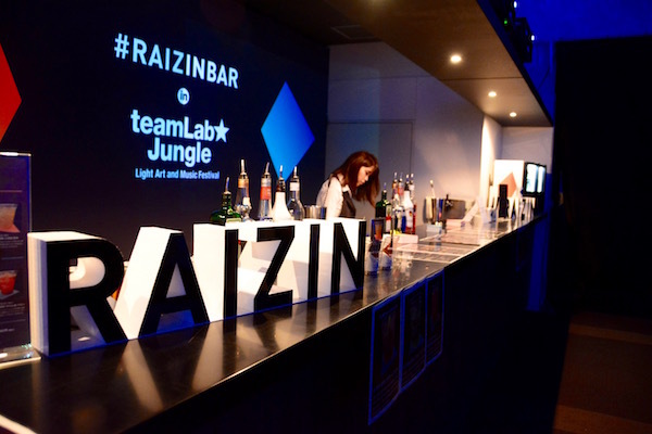 「チームラボジャングル」で体を動かした後は、「RAIZINBAR」のカクテルでクールダウンしてみては