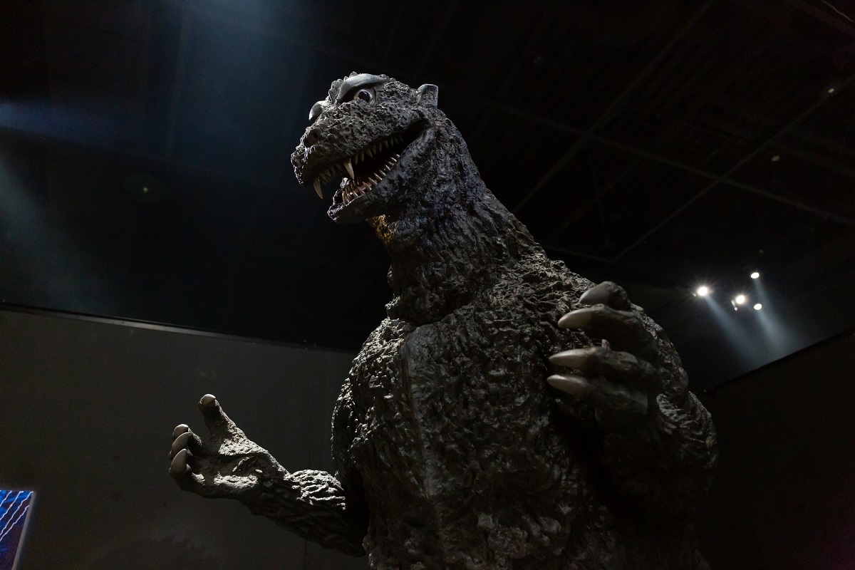 会場入り口、まずは『ゴジラ』(1954)に登場する初代ゴジラがお出迎え。 (C)TM & TOHO CO., LTD