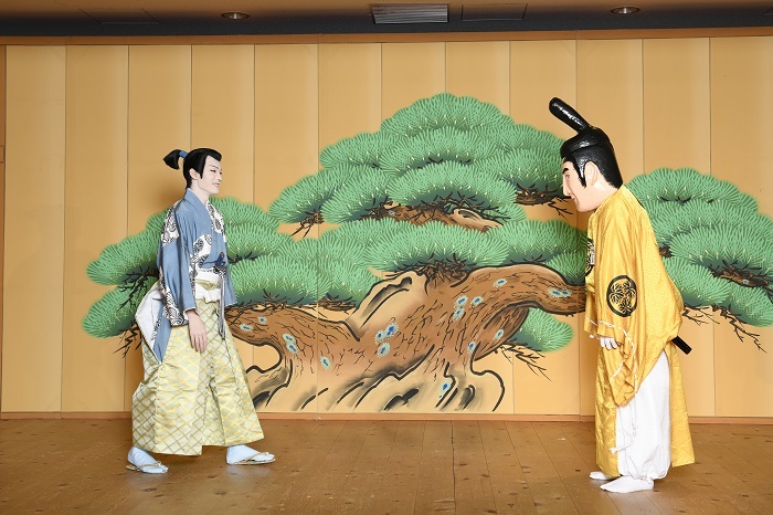 ”信康さん”に歩み寄る市川染五郎