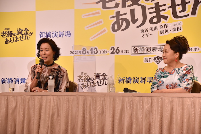 会見で話す高畑淳子（左）と渡辺えり