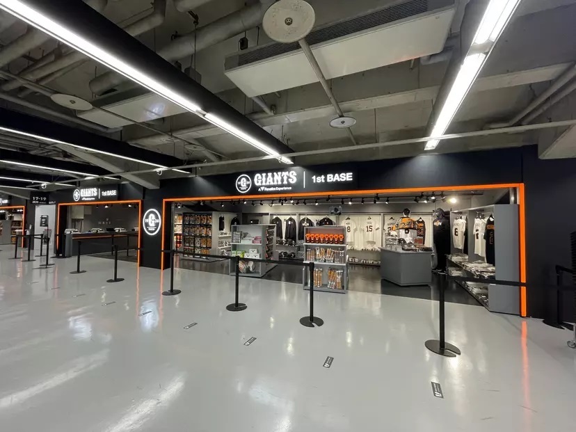 1階の一塁側コンコースにある「GIANTS STORE 1st BASE」