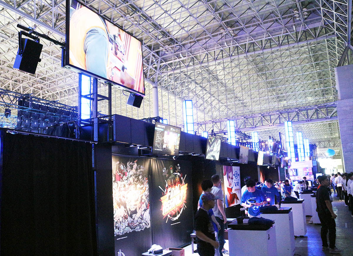 「PlayStation VR」試遊コーナー。やりたいゲームの前に並ぶ/撮影：梅田勝司