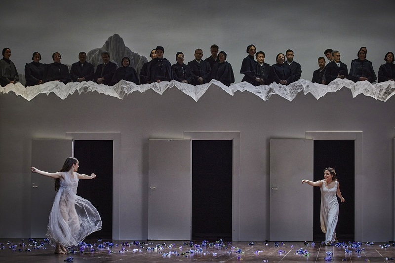 『夢遊病の娘』別劇場 　　　　　(C)Ludwig Olah  Semperoper Dresden