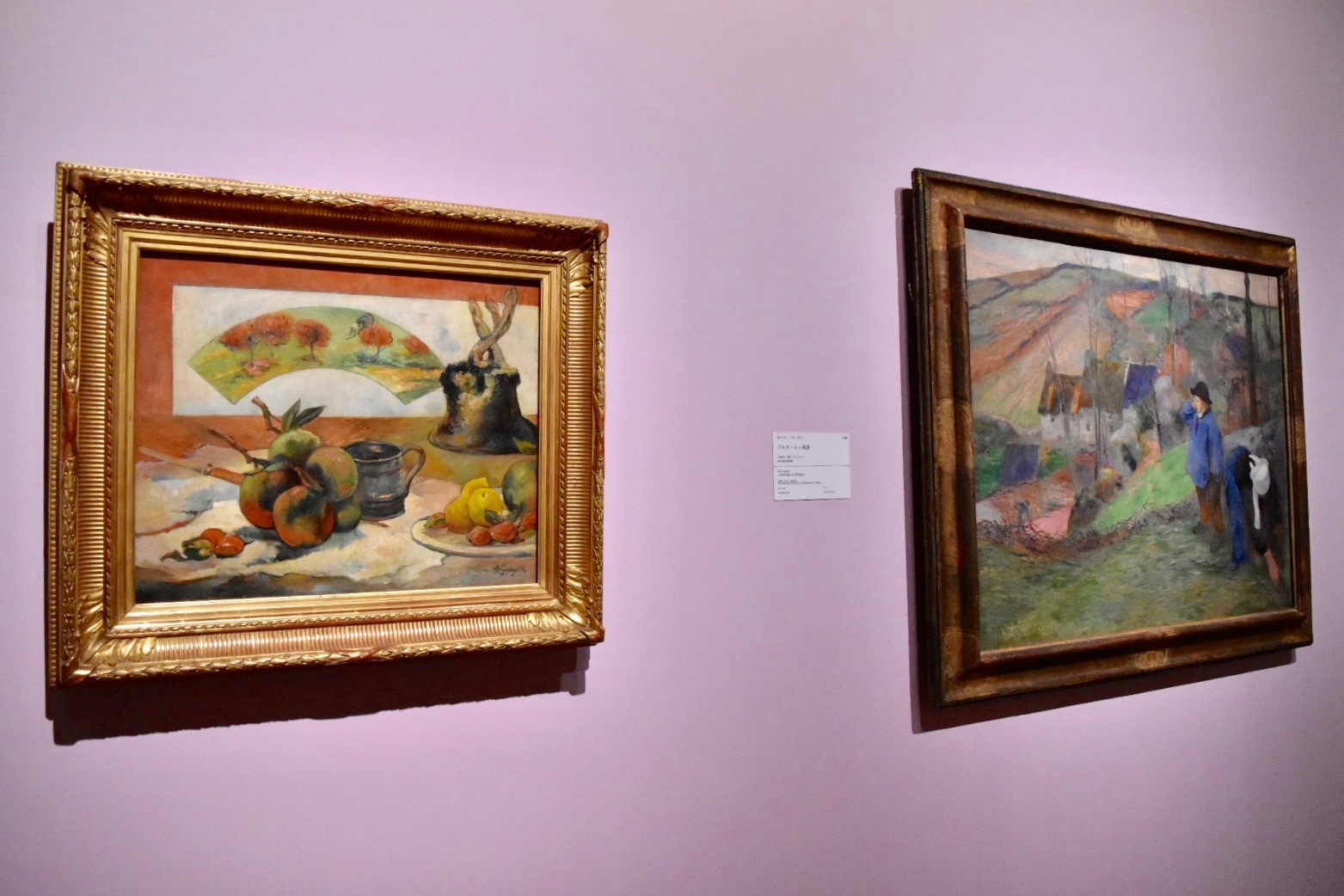 左：ポール・ゴーガン　《扇のある静物》　1889年頃　オルセー美術館蔵　右：ポール・ゴーガン　《ブルターニュ風景》　1888年　国立西洋美術館蔵