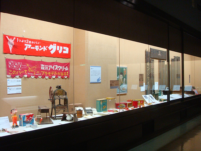 子どものお菓子に関連したアイテムの展示も