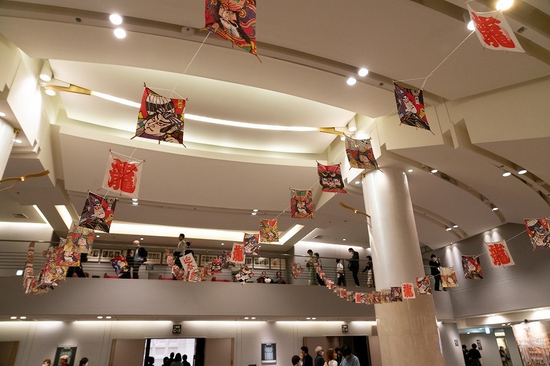 凧と獅子舞の演舞がロビーを彩り、新年らしく華やかにお出迎え (C)K.Miura