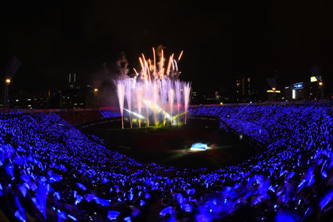 ハマスタがペンライトの青い光で幻想的な空間となる『BLUE☆LIGHT SERIES 2018』（※写真は昨年のもの）