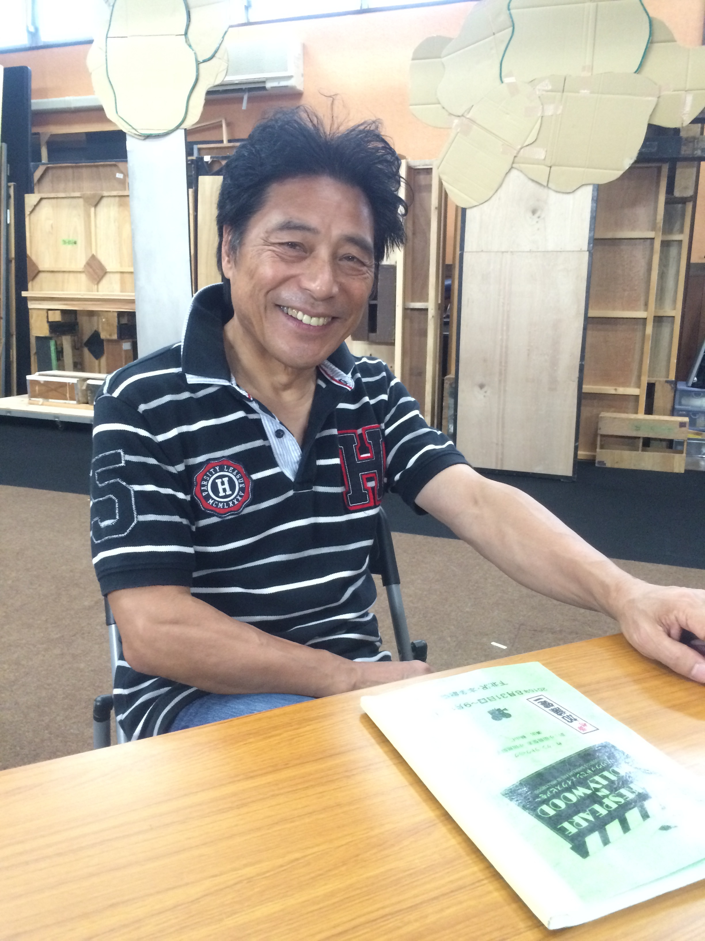 稽古場に組まれたセットの前で語る加藤健一氏。