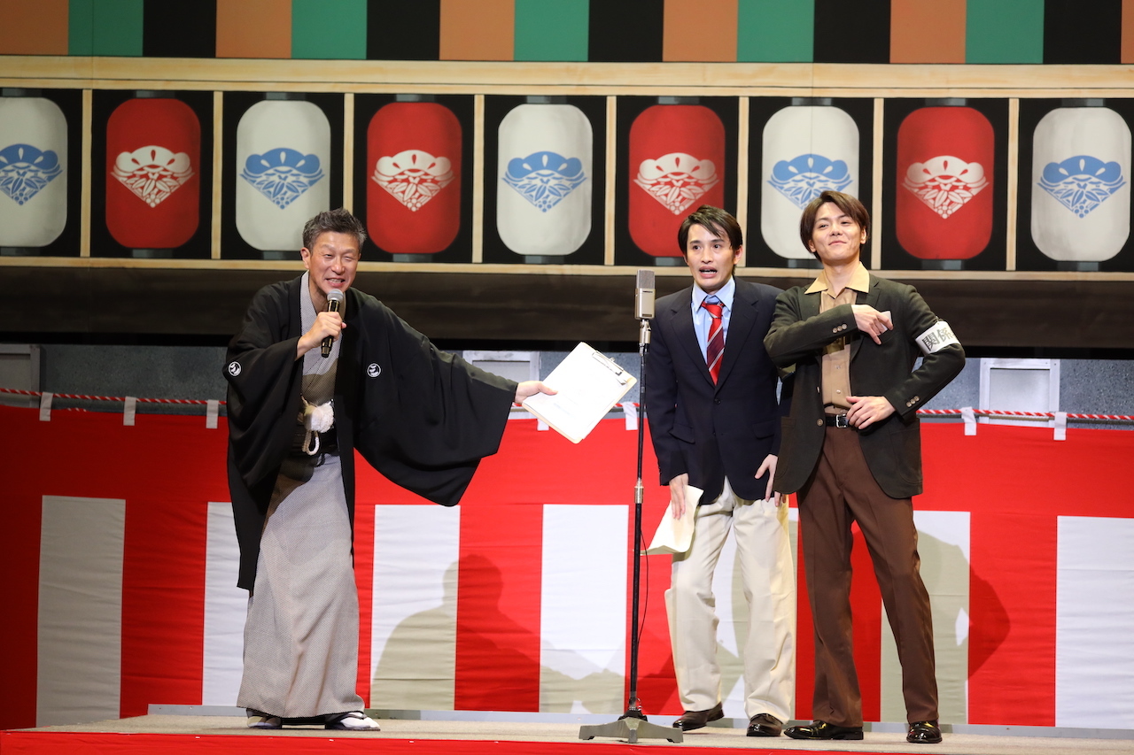 左より笑福亭銀瓶、浜中文一、室龍太（漫才シーン）