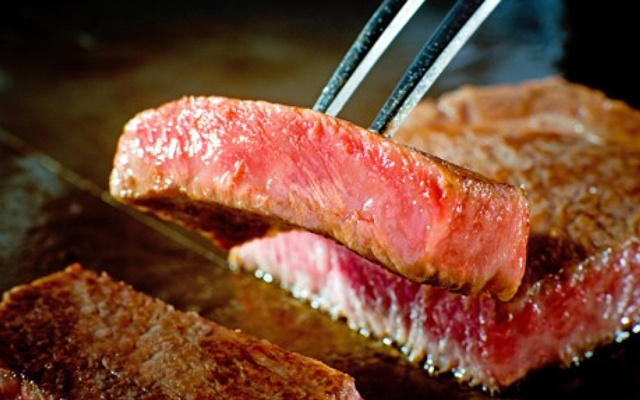 神戸牛ステーキ丼 1,300円（K'sカンパニー）…平成16年度和牛オリンピックにて美味しさのチャンピオンを受賞した肉を使用した逸品