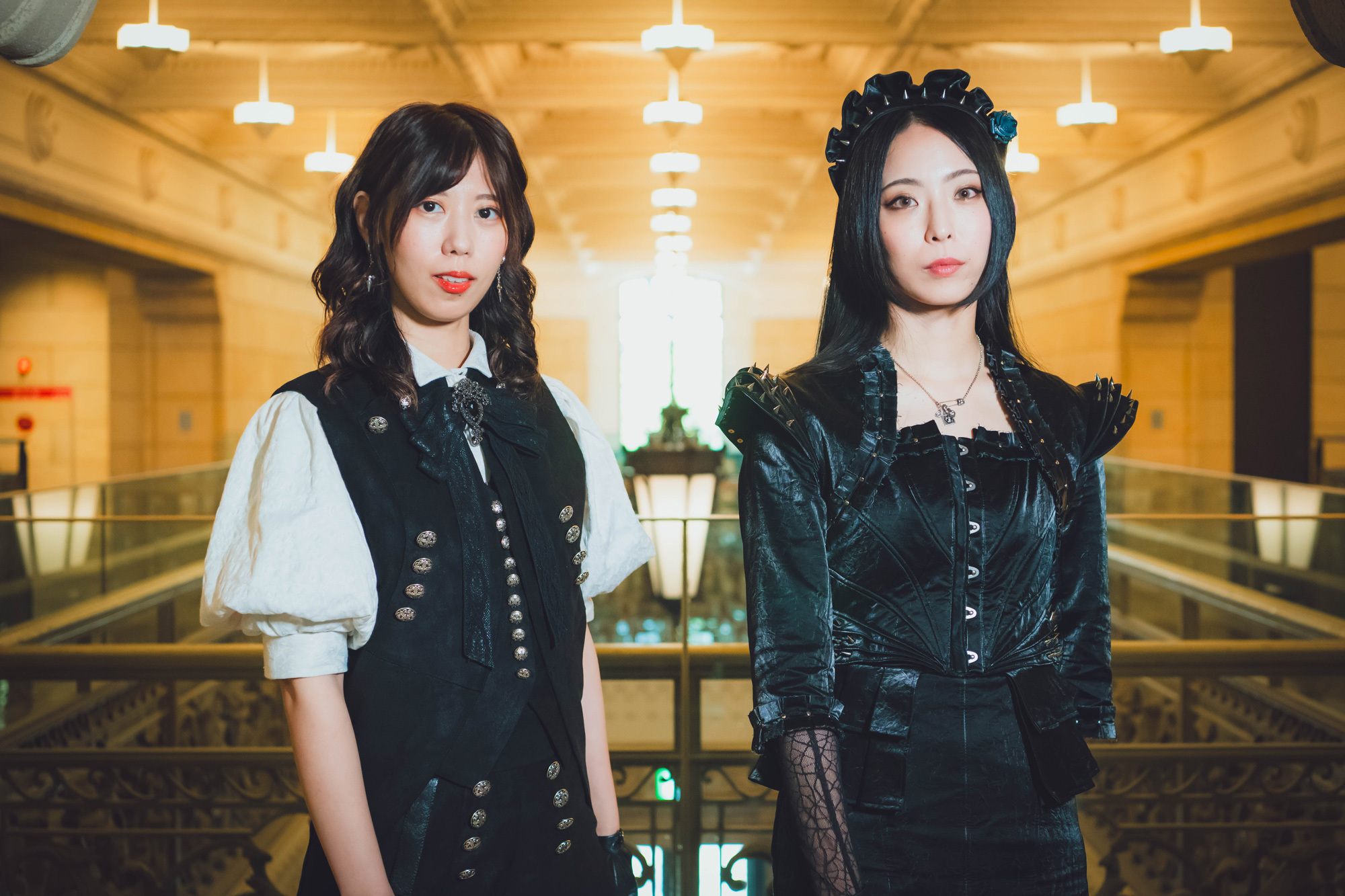 BAND-MAID　SAIKI（Vo）、AKANE（Dr） 撮影＝ハヤシマコ