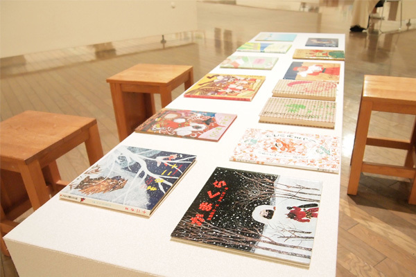 原画の近くに絵本が置かれているので、ぜひ手にとって見てほしい