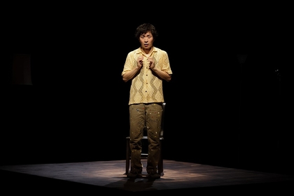 『ザ・ポルターガイスト』が開幕　舞台写真＆初の一人芝居に挑戦する村井良大と村井雄（演出）のコメントが公開