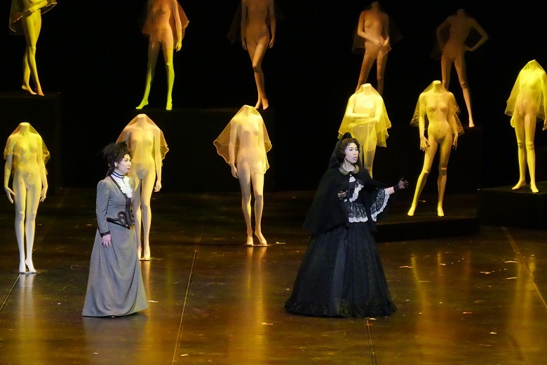関西二期会オペラ『ドン・ジョヴァンニ』ドンナ・アンナ中西千尋（右）（2022.3.12 兵庫県立芸術文化センター） 　写真提供：関西二期会