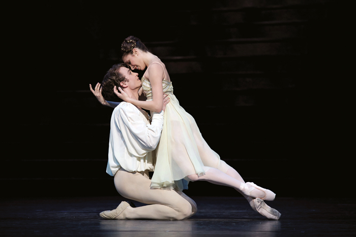 「ロミオとジュリエット」 Matthew Ball as Romeo, Yasmine Naghdi as Juliet (c) ROH, 2015. Photographed by Alice Pennefather.