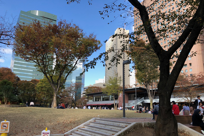かつて状況劇場による新宿中央公園事件が起きた場所の付近で、2020年7月に新施設「SHUKUNOVA]」がオープン