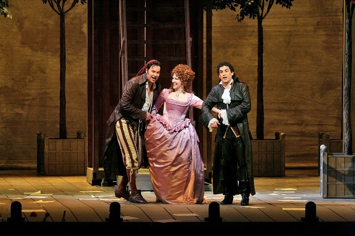 《セヴィリャの理髪師》(c)Ken Howard／Metropolitan Opera