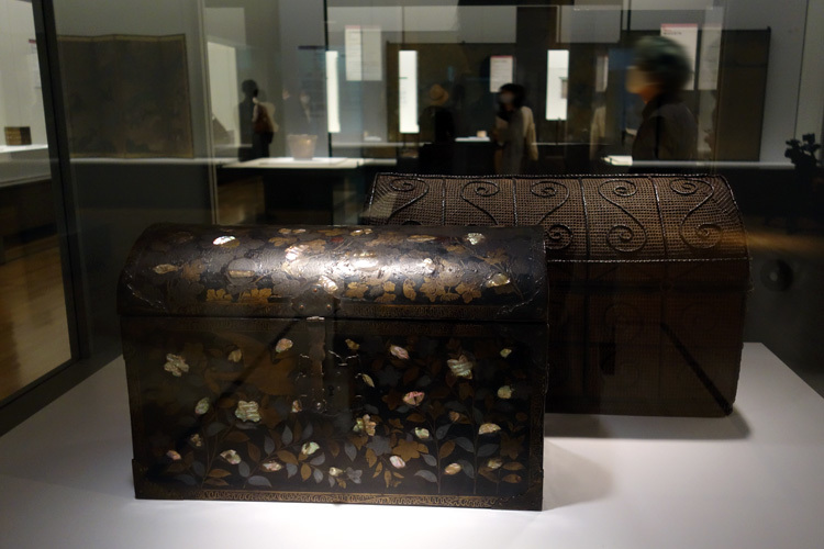 重要文化財《花鳥蒔絵螺鈿櫃》安土桃山時代・16世紀 大阪・逸翁美術館(通期展示)(奥は藤編の外櫃)