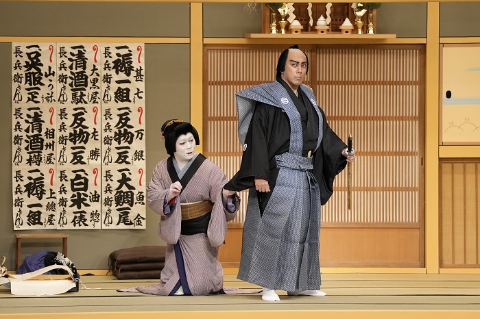 昼の部『極付幡随長兵衛』（左より）女房お時=中村児太郎、幡随院長兵衛=市川團十郎 ／(C)松竹
