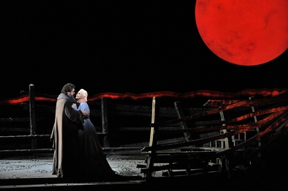 新国立劇場、大野和士×デイヴィッド・マクヴィカーによるセンセーションを起こしたオペラ『トリスタンとイゾルデ』を再演