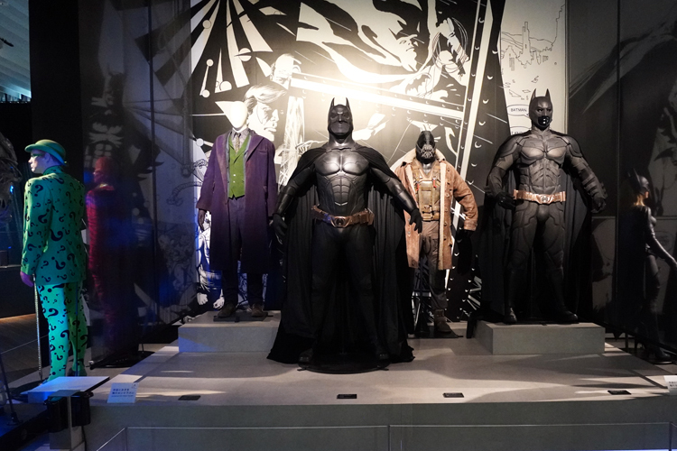 『DC展 スーパーヒーローの誕生』バットマンエリア展示風景 DC SUPER HEROES and all related characters and elements (C) & TM DC Comics. WB SHIELD: (C) & TM WBEI. (s21)