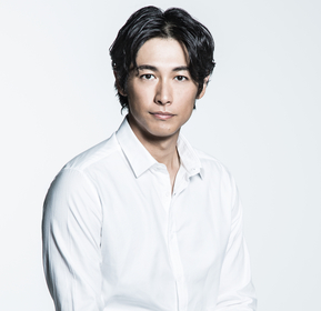 DEAN FUJIOKA、自身初のベストアルバムの詳細と最新アーティスト写真を