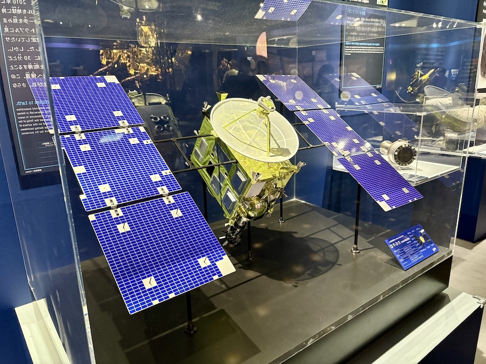 小惑星探査機「はやぶさ」（1/5模型）