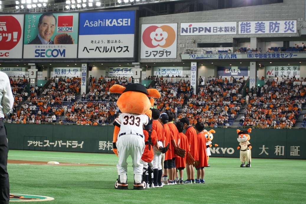 東京ドームのグラウンドに下りて、選手を間近で観られるチャンスだ　※画像はイメージ