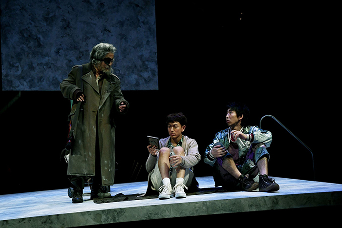 左から：大鷹明良  篠山輝信  柄本時生 （世田谷パブリックシアター『チック』 撮影：細野 晋司）