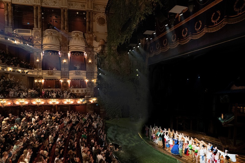 舞台『千と千尋の神隠し』ロンドン公演 本初日カーテンコールの模様