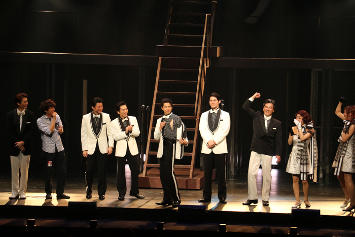 今回の公演時に、阿部裕（右から3番目）に衣装を破られたという伊礼彼方（右から5番目）