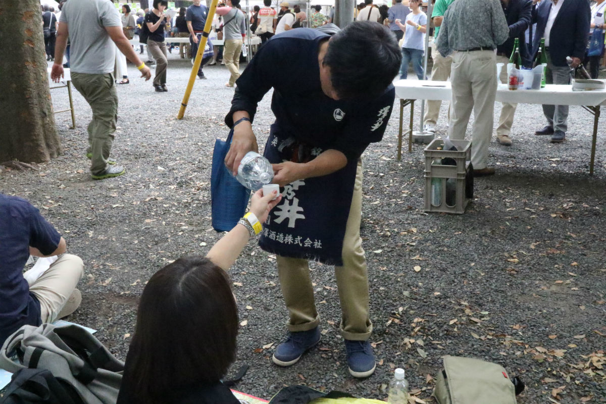 悪酔いしている人はいないか、水を持って場内を見回っている「お水飲ませ隊」