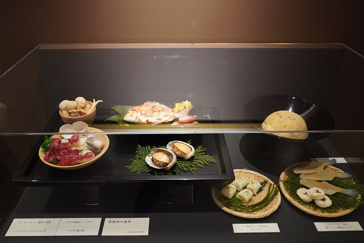 卑弥呼の食卓の再現模型。炊き込みご飯やマダイの塩焼きなどがおいしそう。