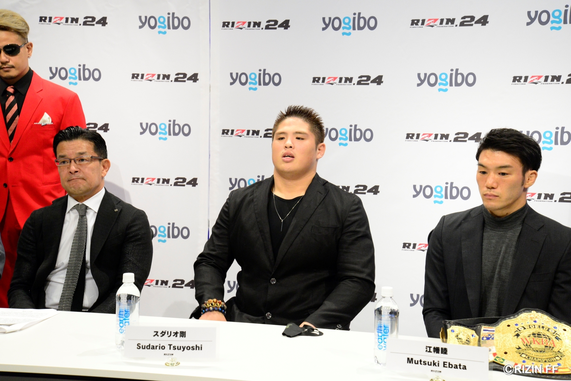 「ヘビー級での激しいファイトを日本中に届けたい」とスダリオ剛（右から2人目）