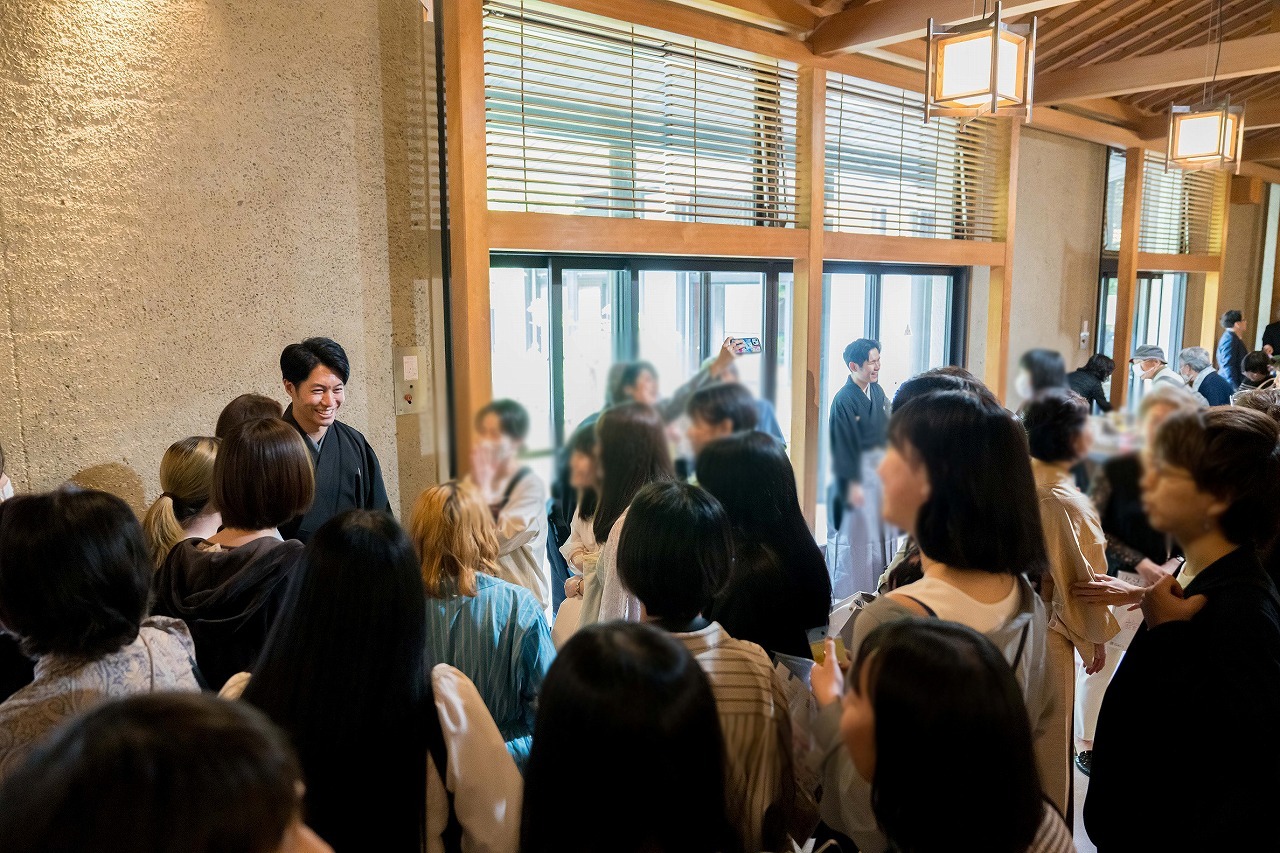 終演後に来場者との写真撮影