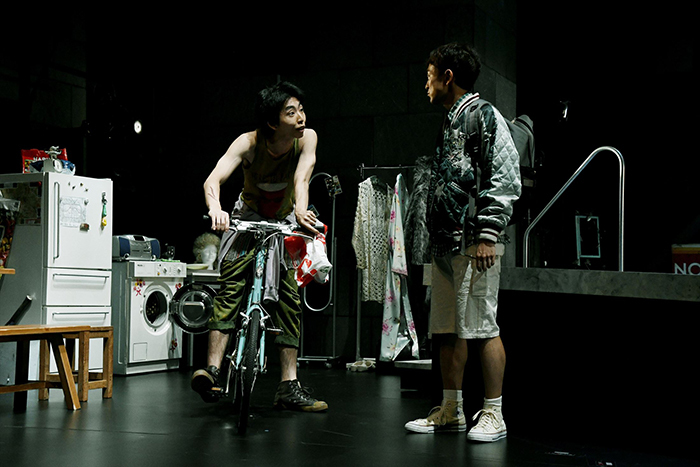 左：柄本時生  右：篠山輝信 （世田谷パブリックシアター『チック』 撮影：細野 晋司）