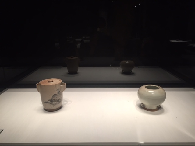 左：銹絵山水図水指　野々村仁清　江戸時代　17世紀　東京国立博物館