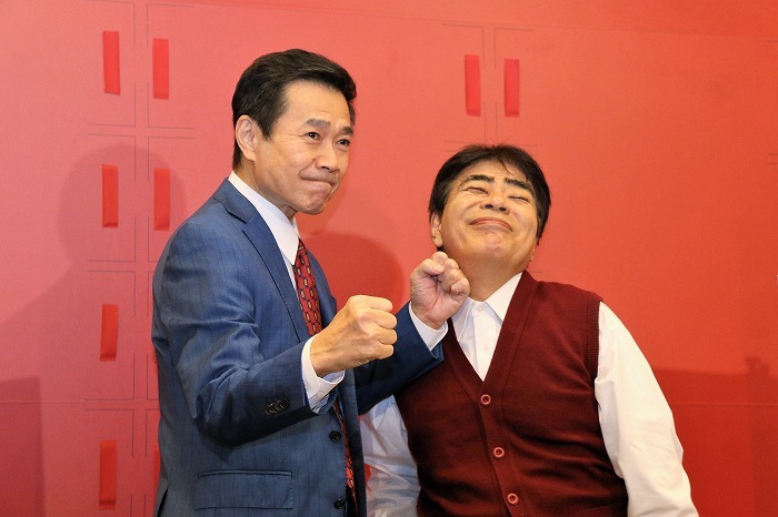 三宅裕司のガッツポーズが小倉久寛のアゴに命中!?