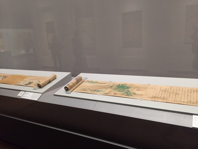 左：源氏物語絵巻　住吉具慶　五巻のうち第二巻　江戸時代　17世紀　MIHO MUSEUM